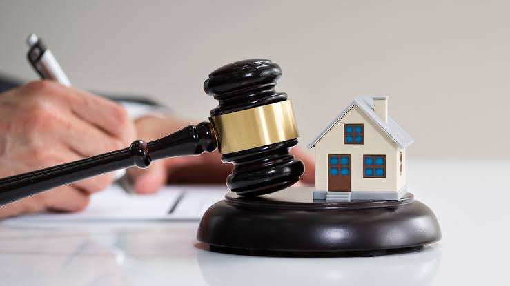 Gavel and house representing property foreclosure and legal recovery